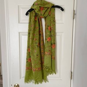 Green scarf with flower embroidery